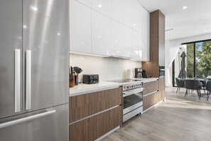 Fridge, microwave, oven, stovetop - 6BR Villa Summercrest (Miami Shores)