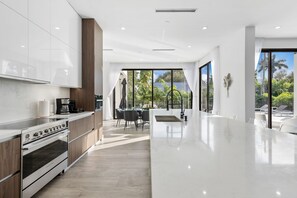 Fridge, microwave, oven, stovetop - 6BR Villa Summercrest (Miami Shores)