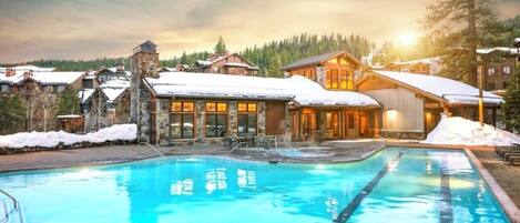 Utendørsbasseng og et oppvarmet basseng