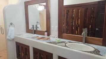 Chuveiro, toalhas de banho, papel higiênico