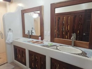 Douche, serviettes fournies, papier toilette
