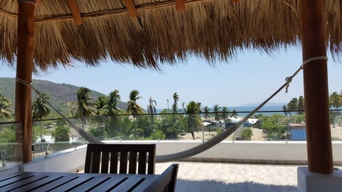 Huge Villa with Pool, Rooftop Deck, and Beach Views