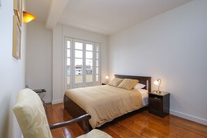 3 bedrooms, in-room safe, iron/ironing board, travel cot