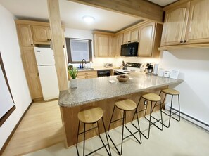 ثلاجة، ميكروويف، فرن، موقد طهي مسطح