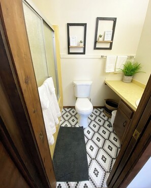 Ensemble douche/baignoire, sèche-cheveux, serviettes fournies, savon