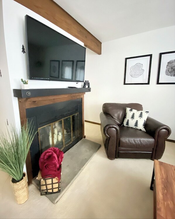 TV connectée, cheminée, livres