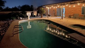 A swimming pool with a basketball hoop, a barbecue grill, and outdoor seating. - 🌵 Tucson Desert Oasis – 6BR-5BA Home near Golf Courses, University & Shopping (Tucson)