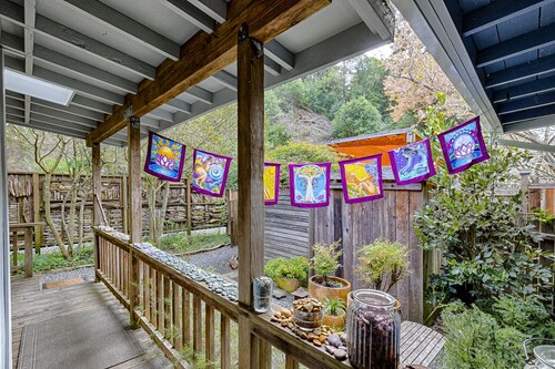 Riverfront cottage w/ hot tub, lush gardens, privacy & river access, pets ok!