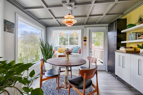 Riverfront cottage w/ hot tub, lush gardens, privacy & river access, pets ok!