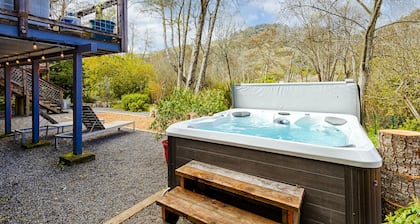 Riverfront cottage w/ hot tub, lush gardens, privacy & river access, pets ok!
