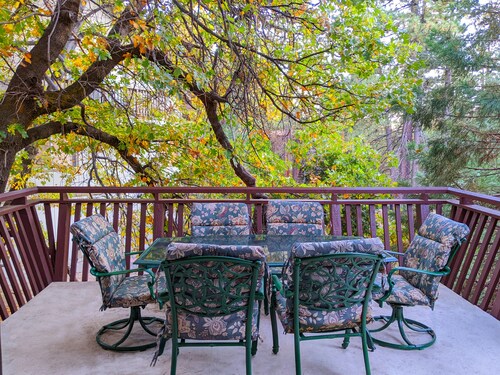 Wood Haven — Enormous 4-Story Cabin for Family and Work Retreats [Sleeps 19]