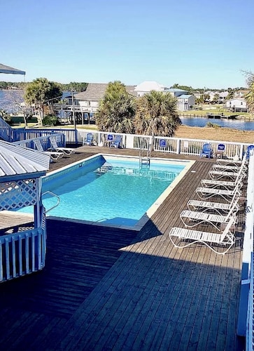 Cute Condo w/Pool, Close to Everything!