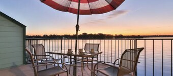 Lakefront Resort Conference & Event Center Retreat | Sleeps 40