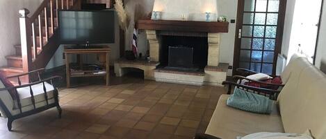 Télévision, cheminée