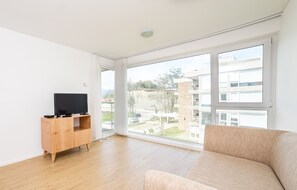 Appartement, 1 queensize bed met slaapbank, balkon, uitzicht op bergen | Woonruimte | Een 43-inch smart-tv met kabelzenders en een televisie