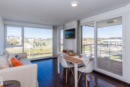 Apartamento, 1 cama Queen e sofĆ”-cama, sacada, vista para a montanha | Ćrea de estar | Smart TV 43 polegadas com canais a cabo, TV