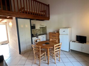 Jääkaappi, mikroaaltouuni, keittoastiat/astiat/ruokailuvälineet