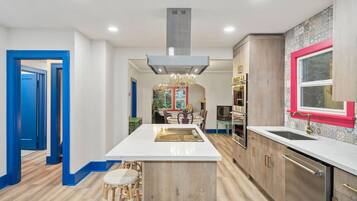 Refrigerador, cafetera y tetera y utensilios de cocina