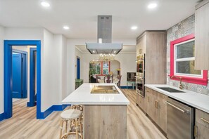 Fridge, coffee/tea maker, cookware/dishes/utensils - Casa Frida -Proctor/Old Town Victorian Retreat (Tacoma)