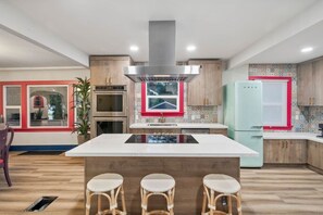 Refrigerador, cafetera y tetera y utensilios de cocina 