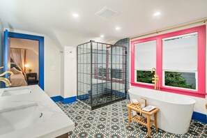 Bathtub, hair dryer - Casa Frida -Proctor/Old Town Victorian Retreat (Tacoma)