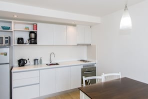 Apartment, Canal View | Private kitchen | Fridge, microwave, oven, coffee/tea maker - Pacífico Apartamentos Terrazas (Ushuaia)
