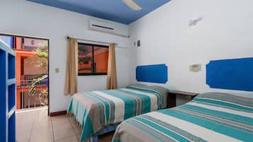 Habitación cuádruple Confort | Wifi gratis y ropa de cama