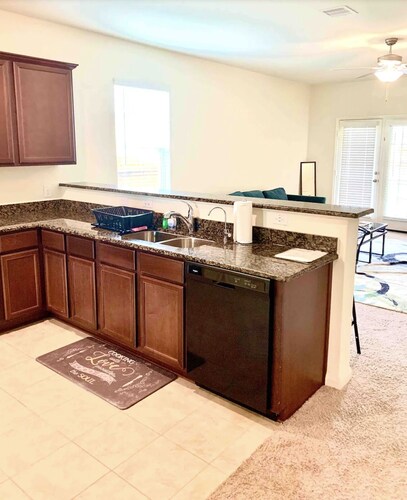 ENTIRE HOME JUST 10 MINS from IAH, 20 Miles DWNTWN