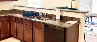 ENTIRE HOME JUST 10 MINS from IAH, 20 Miles DWNTWN