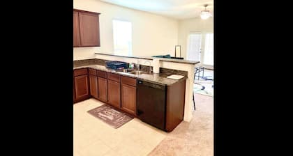 ENTIRE HOME JUST 10 MINS from IAH, 20 Miles DWNTWN