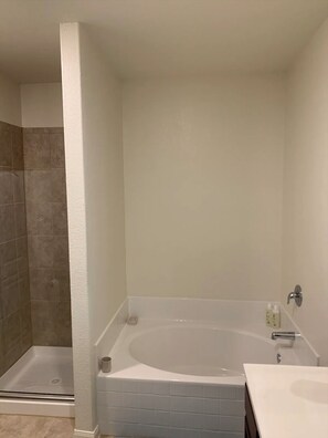 Combined shower/tub