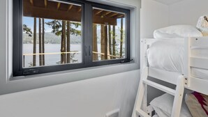 3 soverom, skrivebord, strykejern/-brett og reiseseng for barn