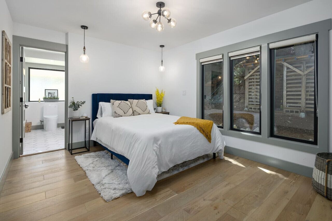 3 bedrooms, desk, iron/ironing board, travel crib