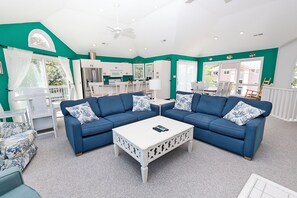 TV, peis, bøker og stereoanlegg