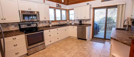 Køleskab, mikrobølgeovn, ovn, kogeplade