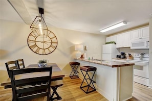 Fridge, microwave, oven, stovetop - Villa 106 - lovely oceanfront condo (Jekyll Island)