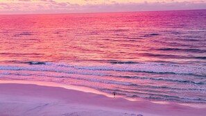 En la playa y camastros