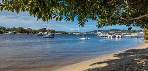 Beach - River Retreat, Water views, Aircon, Wifi. Smart TV (Noosaville)