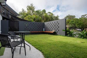 Outdoor dining - Central DreamPad. Pool. A/C. WIFI. Smart TV. Gym (Noosa Heads)