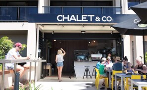 Outdoor dining - Relax Beachside. 100m to Surf beach. Aircon. WIFI. (Sunrise Beach)