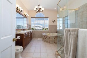 Combined shower/tub, jetted tub, towels