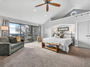6 bedrooms, desk, iron/ironing board, travel crib
