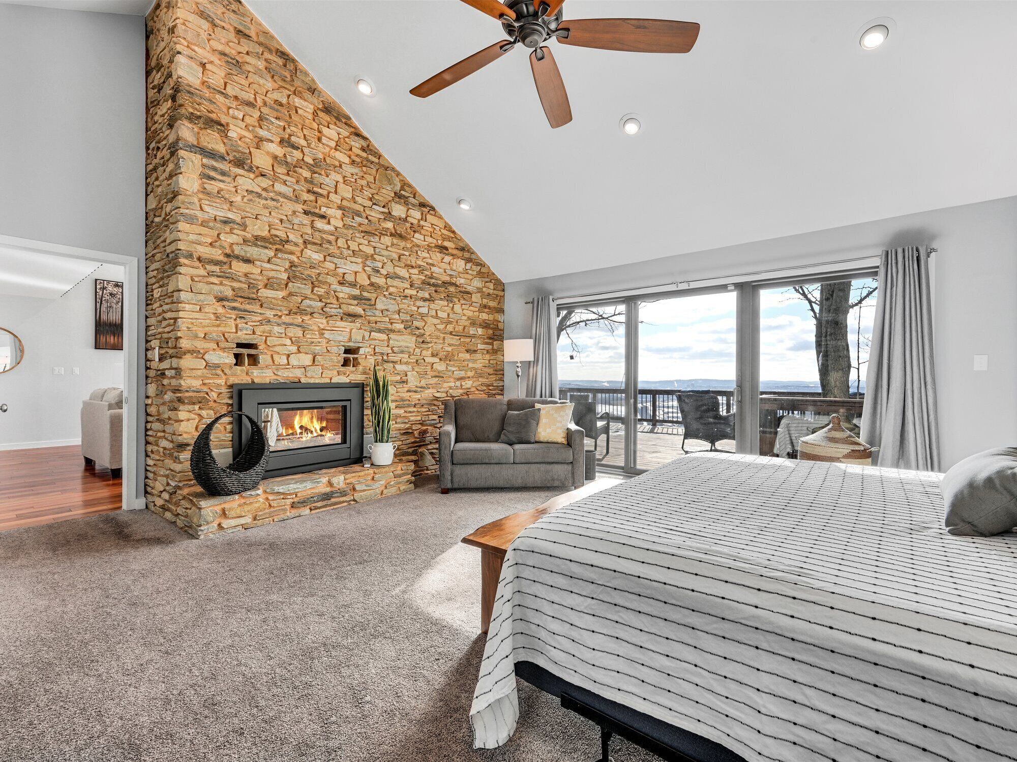 6 chambres, bureau, fer et planche à repasser, lit parapluie