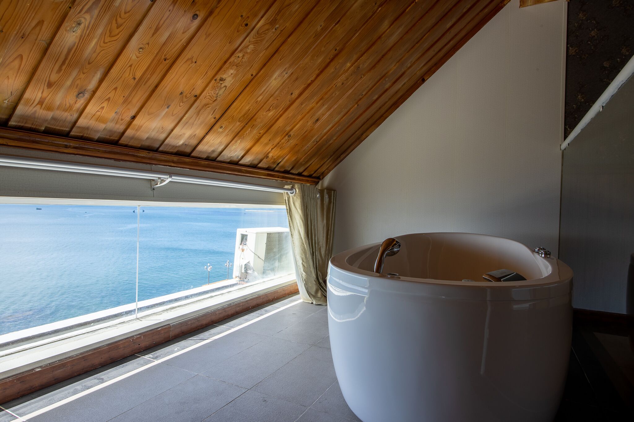 Double Room, Ocean View | Bathroom | Shower, rainfall showerhead, hair dryer, slippers