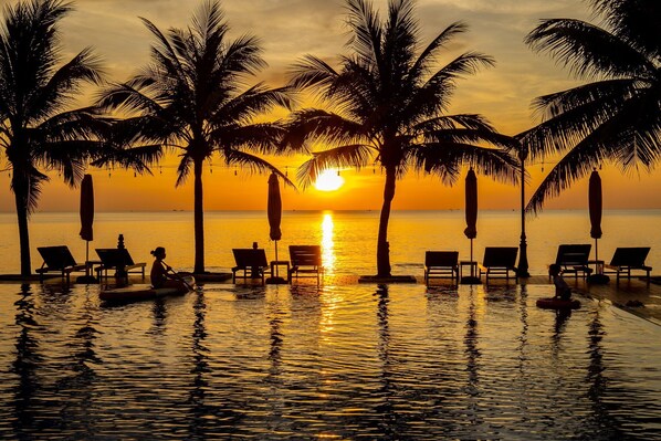 حمّام سباحة خارجي، مظلات على حمّام السباحة، مقاعد للتشمس