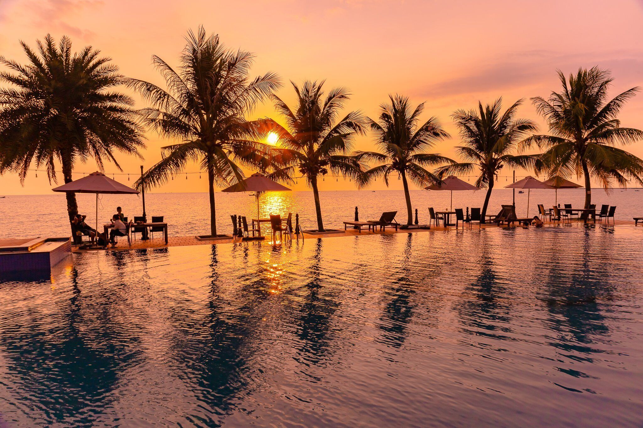 Piscina a l'aire lliure, para-sols i gandules 