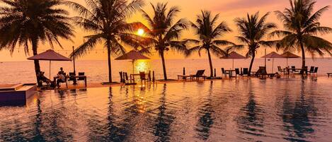 Outdoor pool, pool umbrellas, sun loungers