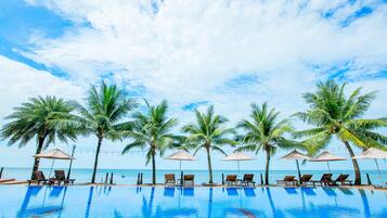 Outdoor pool, pool umbrellas, sun loungers