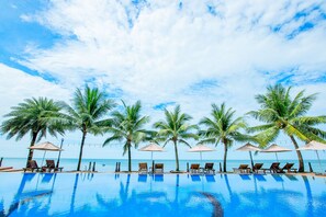 حمّام سباحة خارجي، مظلات على حمّام السباحة، مقاعد للتشمس