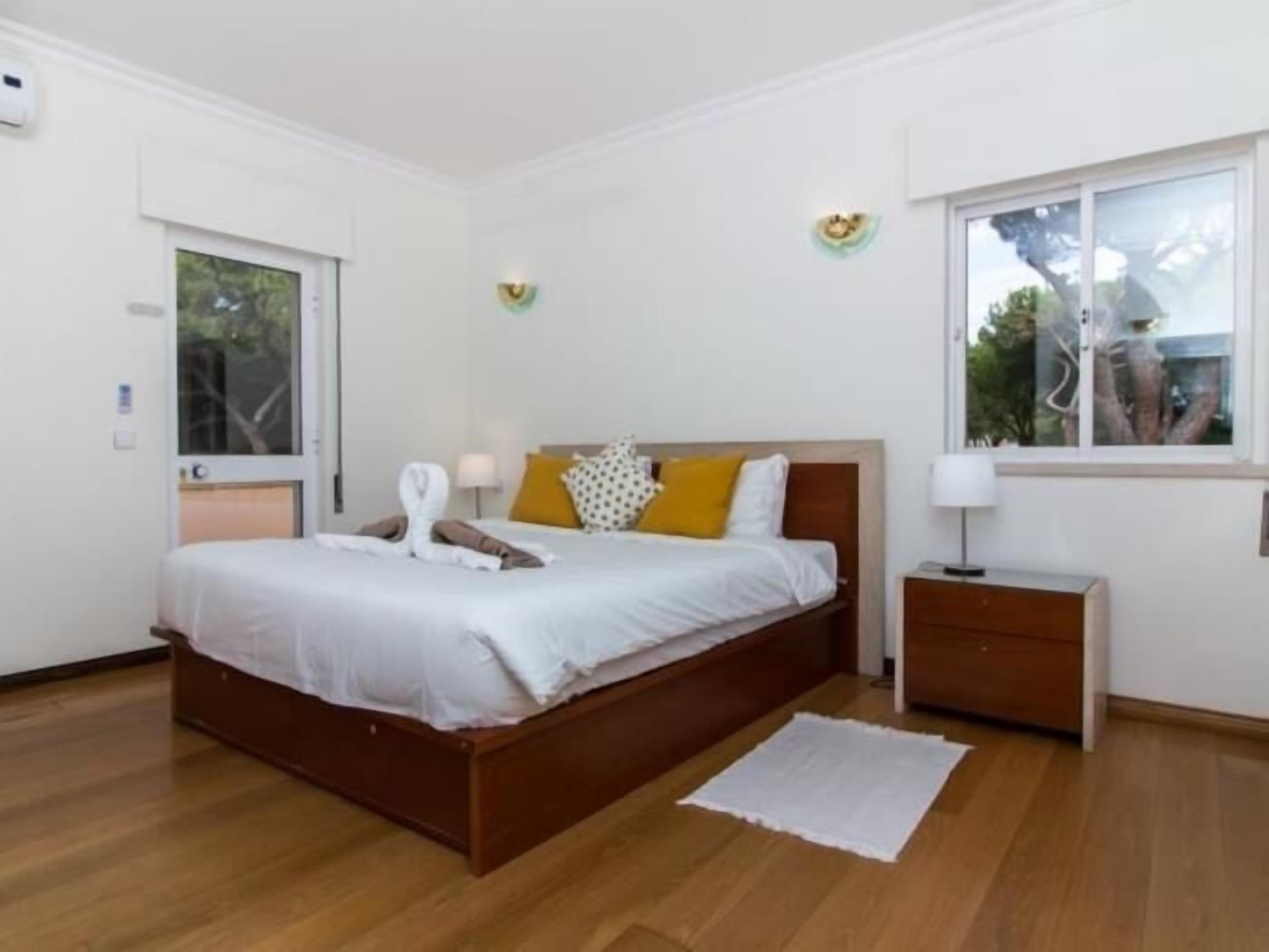 7 bedrooms, iron/ironing board, Internet, bed sheets